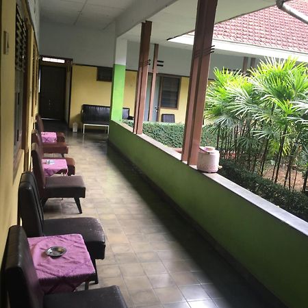 สปอต ออน 1708 โฮเทล บูดี ฟามิลี 1 ชาเรียะห์ Hotel Ciamis ภายนอก รูปภาพ