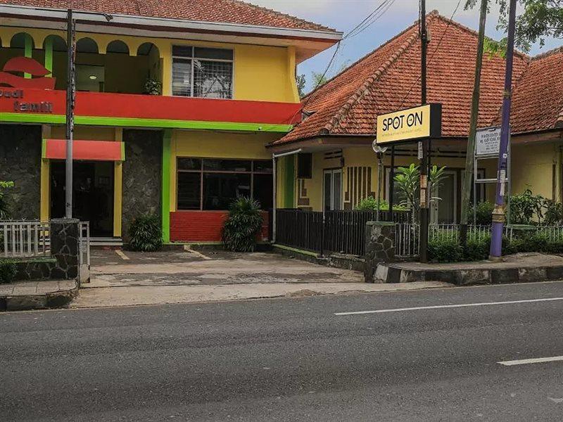 สปอต ออน 1708 โฮเทล บูดี ฟามิลี 1 ชาเรียะห์ Hotel Ciamis ภายนอก รูปภาพ