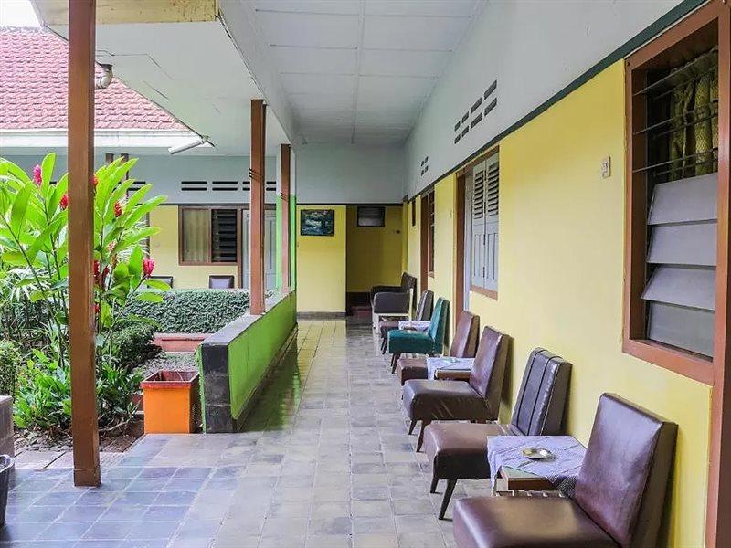 สปอต ออน 1708 โฮเทล บูดี ฟามิลี 1 ชาเรียะห์ Hotel Ciamis ภายนอก รูปภาพ
