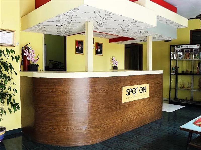 สปอต ออน 1708 โฮเทล บูดี ฟามิลี 1 ชาเรียะห์ Hotel Ciamis ภายนอก รูปภาพ